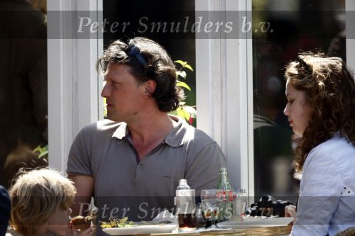 Amsterdam 24 april 2009
Bas Westerweel met zijn dochter en zoon op terras  op de cornelis schuytstraat.
Peter Smulders bv
