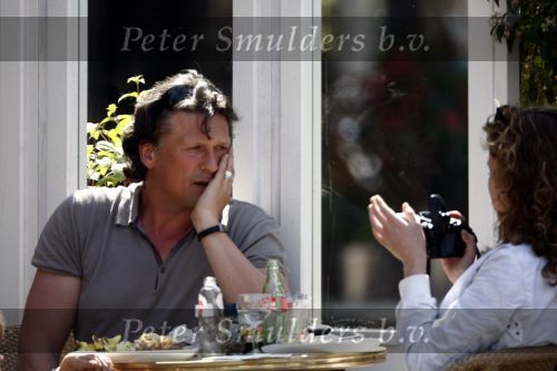 Amsterdam 24 april 2009
Bas Westerweel met zijn dochter en zoon op terras  op de cornelis schuytstraat.
Peter Smulders bv