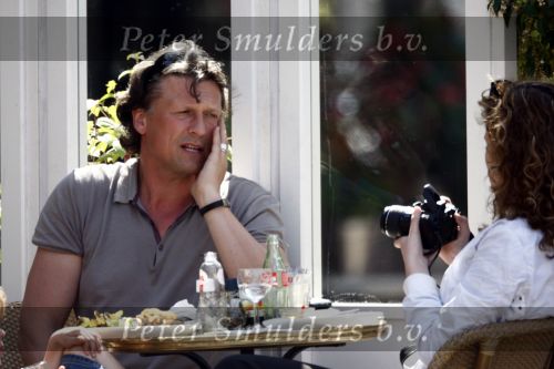 Amsterdam 24 april 2009
Bas Westerweel met zijn dochter en zoon op terras  op de cornelis schuytstraat.
Peter Smulders bv