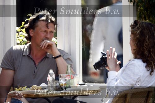 Amsterdam 24 april 2009
Bas Westerweel met zijn dochter en zoon op terras  op de cornelis schuytstraat.
Peter Smulders bv