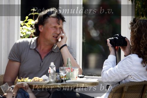 Amsterdam 24 april 2009
Bas Westerweel met zijn dochter en zoon op terras  op de cornelis schuytstraat.
Peter Smulders bv