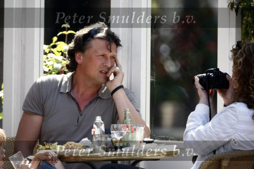 Amsterdam 24 april 2009
Bas Westerweel met zijn dochter en zoon op terras  op de cornelis schuytstraat.
Peter Smulders bv