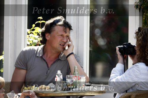 Amsterdam 24 april 2009
Bas Westerweel met zijn dochter en zoon op terras  op de cornelis schuytstraat.
Peter Smulders bv