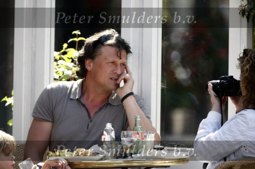 Amsterdam 24 april 2009
Bas Westerweel met zijn dochter en zoon op terras  op de cornelis schuytstraat.
Peter Smulders bv