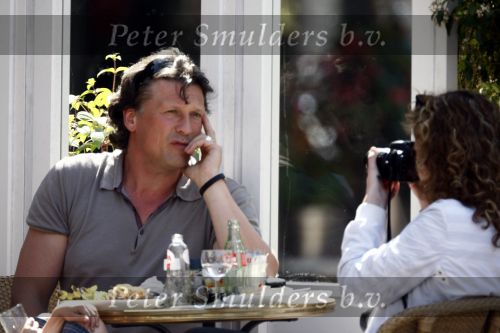 Amsterdam 24 april 2009
Bas Westerweel met zijn dochter en zoon op terras  op de cornelis schuytstraat.
Peter Smulders bv