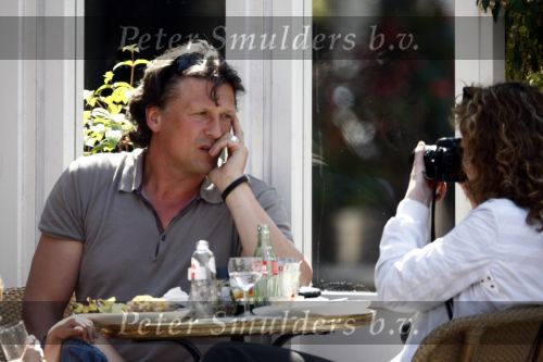 Amsterdam 24 april 2009
Bas Westerweel met zijn dochter en zoon op terras  op de cornelis schuytstraat.
Peter Smulders bv