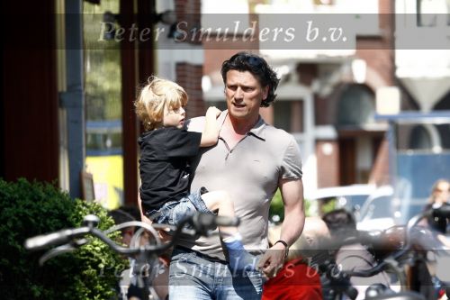Amsterdam 24 april 2009
Bas Westerweel met zijn dochter en zoon op terras  op de cornelis schuytstraat.
Peter Smulders bv