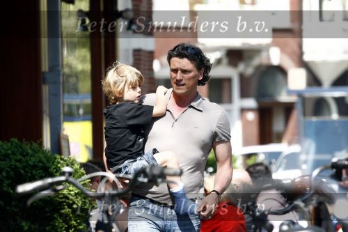 Amsterdam 24 april 2009
Bas Westerweel met zijn dochter en zoon op terras  op de cornelis schuytstraat.
Peter Smulders bv