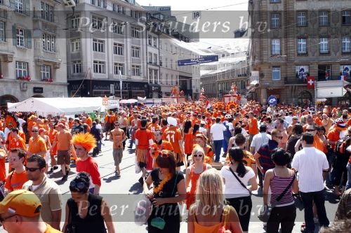 Basel 21 juni 2008
Nederland speelt in de kawrt finale op de ek tegen Rusland. In Basel lopen 150000 supporters van Nederland en maken er een fesstje van.