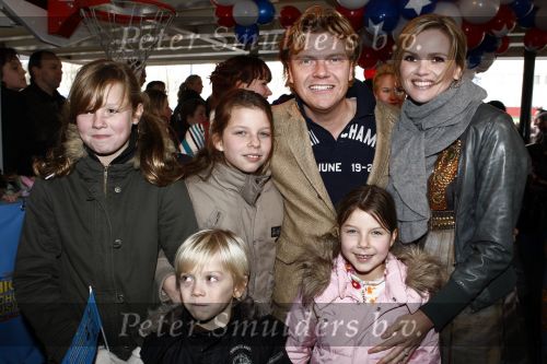 Tilburg 25 januari 2009
Premiere High school musical in schouwburg Tilburg. Bastiaan ragas met Tooske Ragas Breugem en zoontje Sem en vriendinnetjes.

Peter Smulders bv