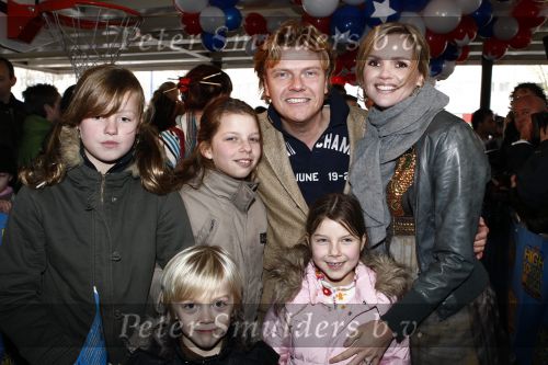 Tilburg 25 januari 2009
Premiere High school musical in schouwburg Tilburg. Bastiaan ragas met Tooske Ragas Breugem en zoontje Sem en vriendinnetjes.

Peter Smulders bv