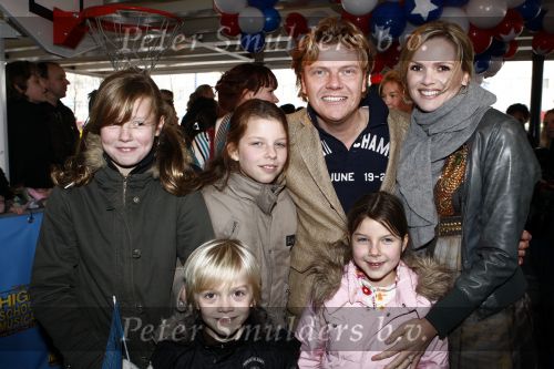 Tilburg 25 januari 2009
Premiere High school musical in schouwburg Tilburg. Bastiaan ragas met Tooske Ragas Breugem en zoontje Sem en vriendinnetjes.

Peter Smulders bv