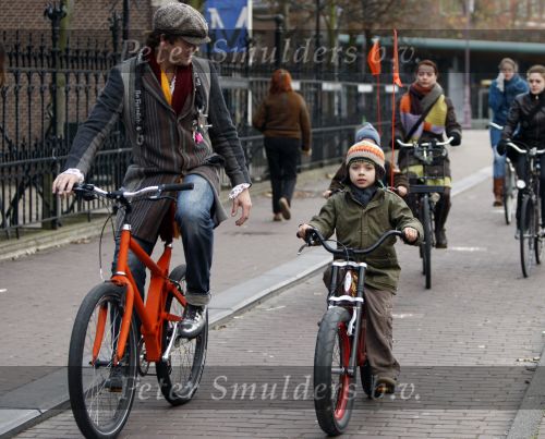 Amsterdam 16 november 2007
Beau v Erven Dorens met zijn 2 zoons op de fiets nadat ze in het van Gogh museum zijn geweest.
