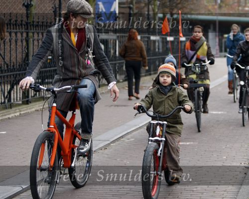 Amsterdam 16 november 2007
Beau v Erven Dorens met zijn 2 zoons op de fiets nadat ze in het van Gogh museum zijn geweest.