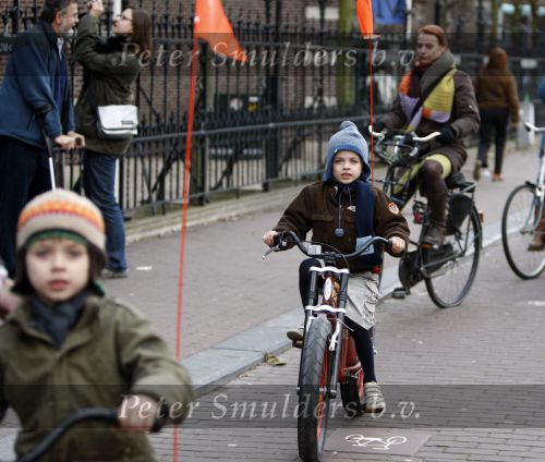 Amsterdam 16 november 2007
Beau v Erven Dorens met zijn 2 zoons op de fiets nadat ze in het van Gogh museum zijn geweest.