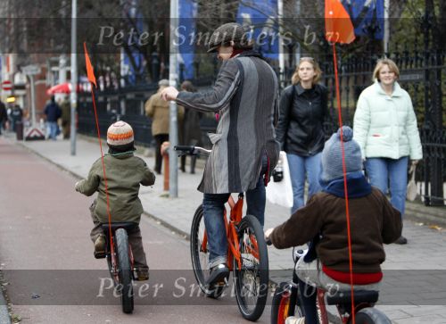 Amsterdam 16 november 2007
Beau v Erven Dorens met zijn 2 zoons op de fiets nadat ze in het van Gogh museum zijn geweest.
