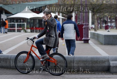 Amsterdam 16 november 2007
Beau v Erven Dorens met zijn 2 zoons op de fiets nadat ze in het van Gogh museum zijn geweest.