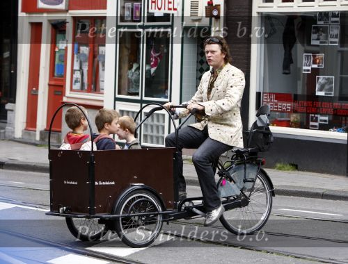 Amsterdam 11 augustus 2008
Beau v Erve Dorens en zijn vrouw selly brengen met de bakfiets de kinderen naar school voor hun eerste schooldag na de vakantiue.