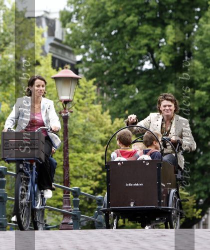 Amsterdam 11 augustus 2008
Beau v Erve Dorens en zijn vrouw selly brengen met de bakfiets de kinderen naar school voor hun eerste schooldag na de vakantiue.