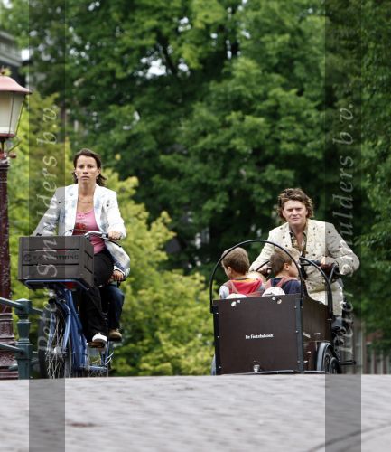 Amsterdam 11 augustus 2008
Beau v Erve Dorens en zijn vrouw selly brengen met de bakfiets de kinderen naar school voor hun eerste schooldag na de vakantiue.