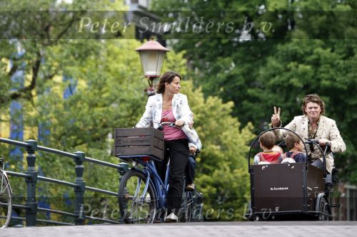 Amsterdam 11 augustus 2008
Beau v Erve Dorens en zijn vrouw selly brengen met de bakfiets de kinderen naar school voor hun eerste schooldag na de vakantiue.