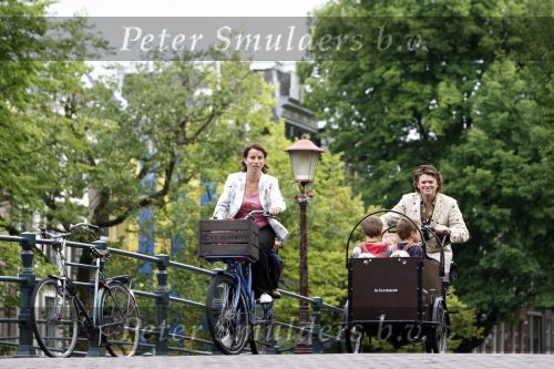 Amsterdam 11 augustus 2008
Beau v Erve Dorens en zijn vrouw selly brengen met de bakfiets de kinderen naar school voor hun eerste schooldag na de vakantiue.