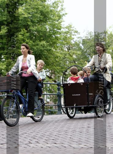 Amsterdam 11 augustus 2008
Beau v Erve Dorens en zijn vrouw selly brengen met de bakfiets de kinderen naar school voor hun eerste schooldag na de vakantiue.