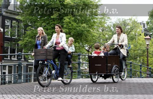 Amsterdam 11 augustus 2008
Beau v Erve Dorens en zijn vrouw selly brengen met de bakfiets de kinderen naar school voor hun eerste schooldag na de vakantiue.