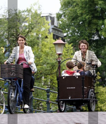 Amsterdam 11 augustus 2008
Beau v Erve Dorens en zijn vrouw selly brengen met de bakfiets de kinderen naar school voor hun eerste schooldag na de vakantiue.
