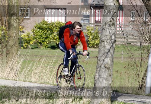 Weesp Hilversum 14 maart 2008
Beau v Erven Dorens gaat op de wielrenfiets naar de opnames  voor televisie.
Peter Smulders bv