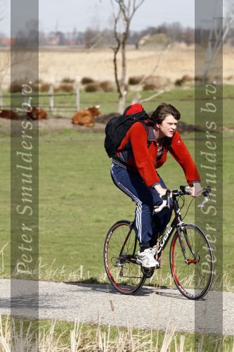 Weesp Hilversum 14 maart 2008
Beau v Erven Dorens gaat op de wielrenfiets naar de opnames  voor televisie.
Peter Smulders bv