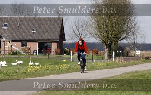 Weesp Hilversum 14 maart 2008
Beau v Erven Dorens gaat op de wielrenfiets naar de opnames  voor televisie.
Peter Smulders bv