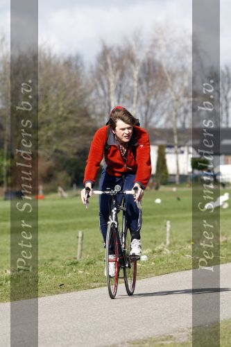Weesp Hilversum 14 maart 2008
Beau v Erven Dorens gaat op de wielrenfiets naar de opnames  voor televisie.
Peter Smulders bv