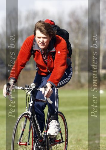 Weesp Hilversum 14 maart 2008
Beau v Erven Dorens gaat op de wielrenfiets naar de opnames  voor televisie.
Peter Smulders bv