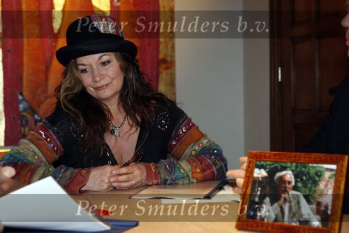 Doorn 11 januari 2008
Belinda Meuldijk tekent kontrakt voor musical Pipo.
