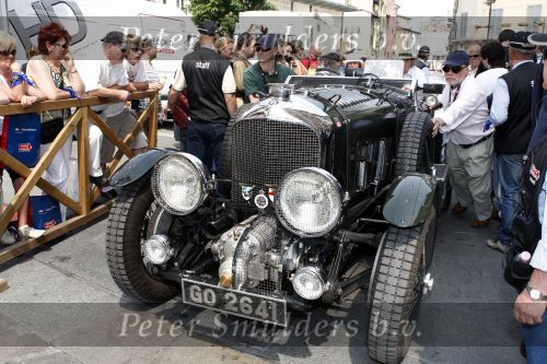 Brescia 15 mei 2008
Start van de Mille Miglia in Brescia. State of art rijdt met 2 porsches mee. oude bentley van Koningin Elisabeth
Peter Smulders bv