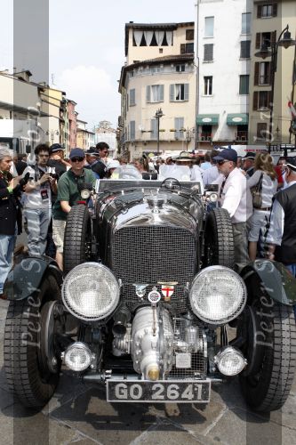 Brescia 15 mei 2008
Start van de Mille Miglia in Brescia. State of art rijdt met 2 porsches mee. 
oude bentley van Koningin Elisabeth