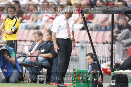 Eindhoven, 23 September 2007 Seizoen 2007/2008 Kompetitewedstrijd PSV-Feyenoord, eindstand 4-0
Feyenoord-trainer Bert v Marwijk