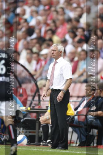Eindhoven, 23 September 2007 Seizoen 2007/2008 Kompetitewedstrijd PSV-Feyenoord, eindstand 4-0
Feyenoord-trainer Bert v Marwijk