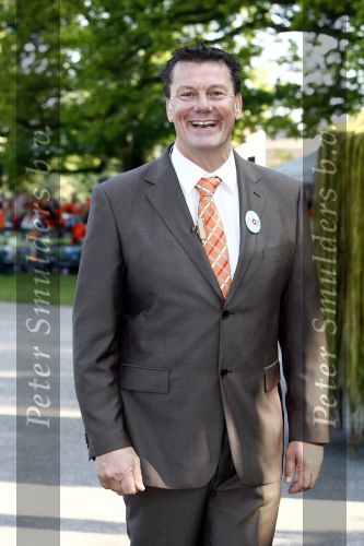Apeldoorn 30 april 2009
Koninginnedag 2009 in apeldoorn met Koningin Beatrix Pieter v Vollenhoven Prinses Margriet Maxima Prins Willem Alexander Prins Constantijn Prinses Laurentien Prinses Mabel Prins Friso Prins Maurits Prinses Marilene Prins Pieter Christiaan Prinses Anita Prins Floris een zwangere Prinses Aimee en Prinses Annette. s middags probeerde een dwaas een aanslag te plegen op de koninklijke familie waarbij meerdere doden vielen. Bertus Holkema
Peter Smulders bv