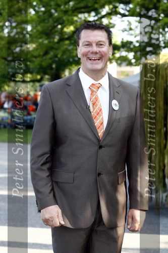 Apeldoorn 30 april 2009
Koninginnedag 2009 in apeldoorn met Koningin Beatrix Pieter v Vollenhoven Prinses Margriet Maxima Prins Willem Alexander Prins Constantijn Prinses Laurentien Prinses Mabel Prins Friso Prins Maurits Prinses Marilene Prins Pieter Christiaan Prinses Anita Prins Floris een zwangere Prinses Aimee en Prinses Annette. s middags probeerde een dwaas een aanslag te plegen op de koninklijke familie waarbij meerdere doden vielen. Bertus Holkema
Peter Smulders bv