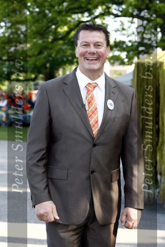 Apeldoorn 30 april 2009
Koninginnedag 2009 in apeldoorn met Koningin Beatrix Pieter v Vollenhoven Prinses Margriet Maxima Prins Willem Alexander Prins Constantijn Prinses Laurentien Prinses Mabel Prins Friso Prins Maurits Prinses Marilene Prins Pieter Christiaan Prinses Anita Prins Floris een zwangere Prinses Aimee en Prinses Annette. s middags probeerde een dwaas een aanslag te plegen op de koninklijke familie waarbij meerdere doden vielen. Bertus Holkema
Peter Smulders bv