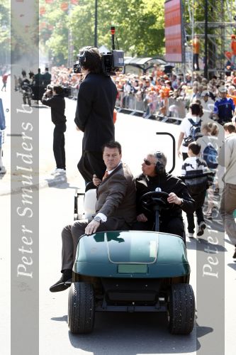 Apeldoorn 30 april 2009
Koninginnedag 2009 in apeldoorn met Koningin Beatrix Pieter v Vollenhoven Prinses Margriet Maxima Prins Willem Alexander Prins Constantijn Prinses Laurentien Prinses Mabel Prins Friso Prins Maurits Prinses Marilene Prins Pieter Christiaan Prinses Anita Prins Floris een zwangere Prinses Aimee en Prinses Annette. s middags probeerde een dwaas een aanslag te plegen op de koninklijke familie waarbij meerdere doden vielen. Bertus Holkema
Peter Smulders bv