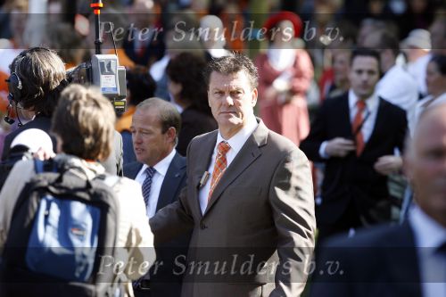 Apeldoorn 30 april 2009
Koninginnedag 2009 in apeldoorn met Koningin Beatrix Pieter v Vollenhoven Prinses Margriet Maxima Prins Willem Alexander Prins Constantijn Prinses Laurentien Prinses Mabel Prins Friso Prins Maurits Prinses Marilene Prins Pieter Christiaan Prinses Anita Prins Floris een zwangere Prinses Aimee en Prinses Annette. s middags probeerde een dwaas een aanslag te plegen op de koninklijke familie waarbij meerdere doden vielen. Bertus Holkema
Peter Smulders bv