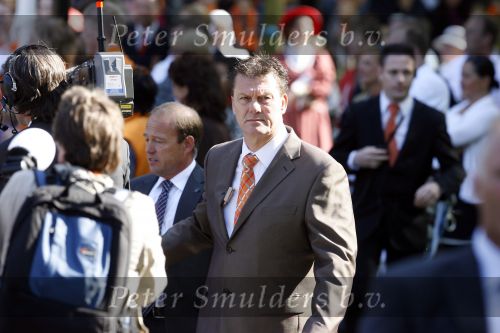 Apeldoorn 30 april 2009
Koninginnedag 2009 in apeldoorn met Koningin Beatrix Pieter v Vollenhoven Prinses Margriet Maxima Prins Willem Alexander Prins Constantijn Prinses Laurentien Prinses Mabel Prins Friso Prins Maurits Prinses Marilene Prins Pieter Christiaan Prinses Anita Prins Floris een zwangere Prinses Aimee en Prinses Annette. s middags probeerde een dwaas een aanslag te plegen op de koninklijke familie waarbij meerdere doden vielen. Bertus Holkema
Peter Smulders bv