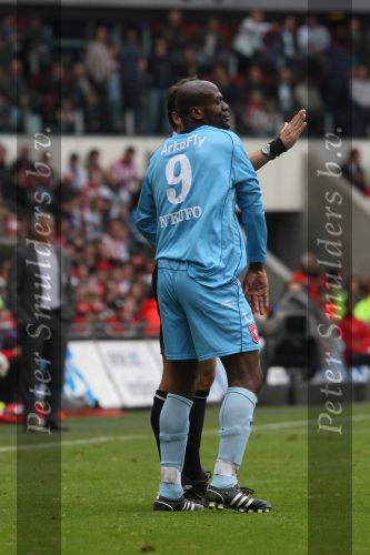 Eindhoven, 13 April 2008 Kampioenswedstrijd PSV-FC Twente, eindstand 1-1 Seizoen 2007/2008. PSV daardoor nog niet kampioen.
Blaise N Kufo ontvangt een gele kaart voor opmerkingen op de leiding van Jan Wegereef