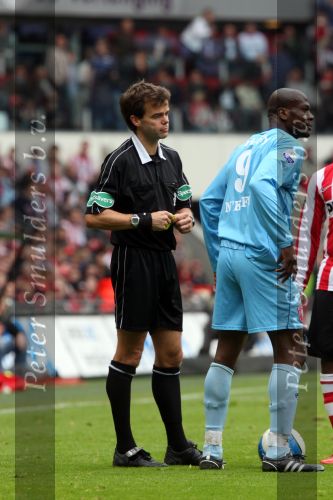 Eindhoven, 13 April 2008 Kampioenswedstrijd PSV-FC Twente, eindstand 1-1 Seizoen 2007/2008. PSV daardoor nog niet kampioen.
Blaise N Kufo ontvangt een gele kaart voor opmerkingen op de leiding van Jan Wegereef