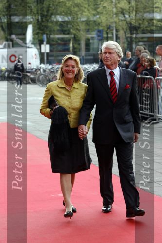 Utrecht 28 april 2009
Pieter v Vollenhoven viert zijn 70e verjaardag in het Beatrix theater in Utrecht. Boele staal met vrouw
Peter Smulders bv