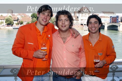 Basel 21 juni 2008
Nederland speelt in de kawrt finale op de ek tegen Rusland. In Basel lopen 150000 supporters van Nederland en maken er een feestje van. 
Bolle de kroes met vrienden