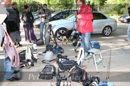 Apeldoorn, 8 Mei 2009
Speciale Herdenkingsdienst voor de slachtoffers van de ramp op Koninginnedag
Veel Politie, overal afzettingen met grote betonblokken.
Ook bom controle met honden bij de fotograferende Pers
Foto Peter Smulders